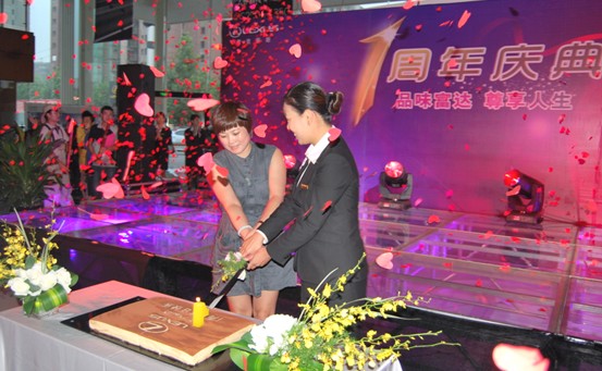 总经理与顾客一同分享生日的喜悦,共同切开生日蛋糕.jpg