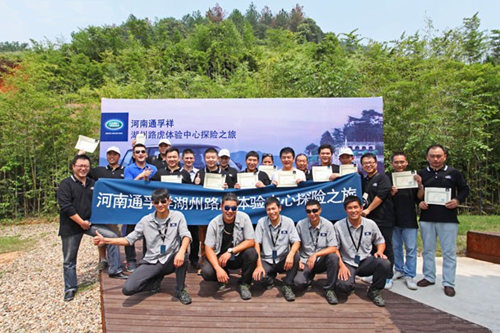 结束越野之旅和专业的教官们合影留念.jpg