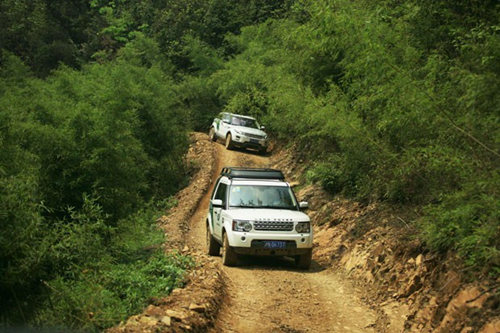 复杂的山路才能体验到路虎的强大.jpg
