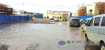 郑州南四环柴郭转盘附近积水成河 居民呼吁:尽快修路