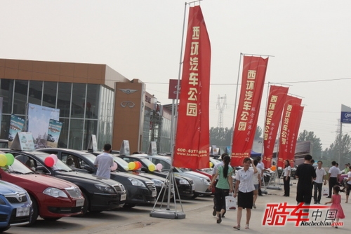 西环汽车公园广场上整齐摆放的车型